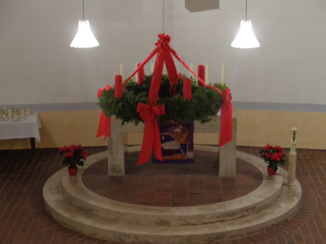 Altar unter Adventskranz