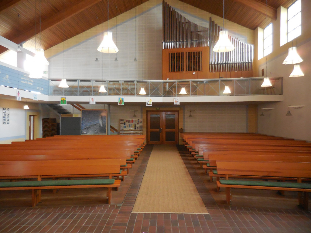 Blick vom Altar zur Orgel