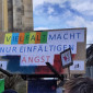 Traktor mit Plakat: Vielfalt macht nur Einfältigen Angst 