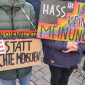 2 Plakate "Menschenrechte statt rechte Menschen" und "Hass ist keine Meinung" 