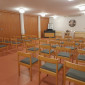 Gemeindesaal mit Stühlen für Gottesdienst