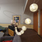 Lampions und Sofa