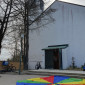 Bunte Begrüßung vor der Kirche