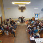 Volles Haus bei der Kirche Kunterbunt