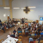 Viele Stecken-Esel in der Kirche