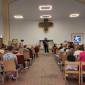 Viele Menschen in der Kirche 