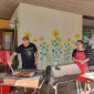 Zwei Menschen Grillen