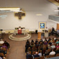 Voll besetzte Kirche bei der Beichte