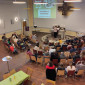 gut besuchte Kirche