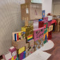 Bunte Mauer aus Kartons