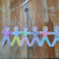 Bunte Menschenkette aus Papier gebastelt 