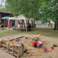 Kinder spielen im Sandkasten 