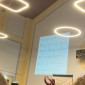 Pfarrerin Herold singt mit Bewegungen 