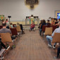 Viele Menschen in der Kirche 