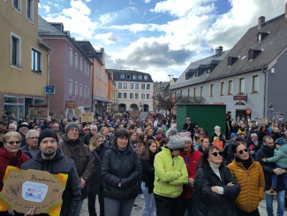 Viele Menschen auf dem Marktplatz 