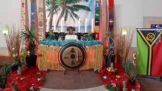 Altar geschmückt für Weltgebetstag