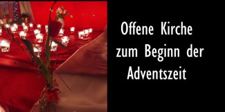Kerzen und mit Tüchern geschmückter Altar 
