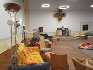 Sofas und Sessel in der Kirche