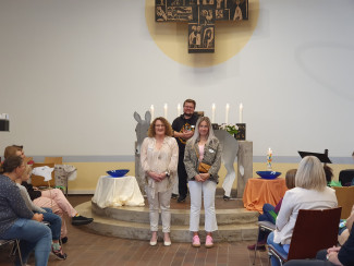 Tanja Maschewski, Madeline Haase und Pfarrer Johannes Herold