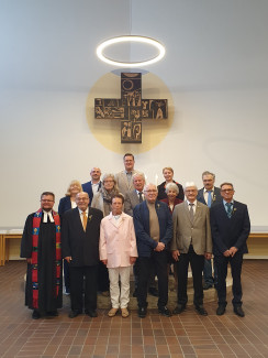 Jubelkonfirmand_innen vor dem Altar mit Pfarrer Johannes Herold