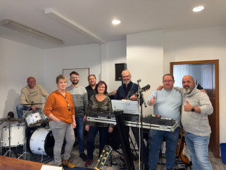 8 Personen mit Schlagzeug und Keyboard 