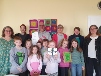 Andreas Eule mit Kindern und Erwachsenen