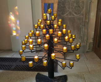 Gebetsbaum mit Kerzen in der Stadtkirche Selb