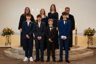 Pfarrerehepaar Herold mit 6 Konfirmandinnen und Konfirmanden