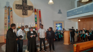 Pfr. Herold und Gäste aus Tansania und Gospelchor