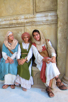 Frauen in biblischer Kleidung