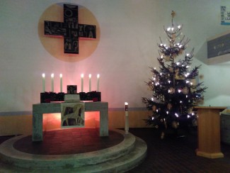 Altar und Weihnachtsbaum in der Christuskirche