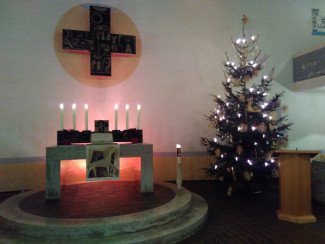 Altar und Weihnachtsbaum in der Christuskirche