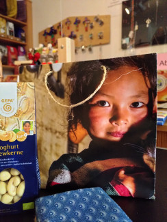 Geschenktüte aus Kalenderblatt im Weltladen Selb