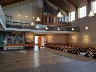 Kirchenraum ohne Bänke 