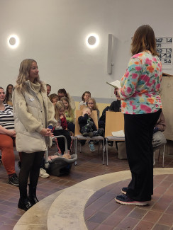 Segen für Lena Roßner von Pfarrerin Sandra Herold