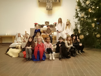 Krippenspielkinder am Altar 