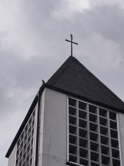 Glockenstube und Turmspitze mit Turmfalken 