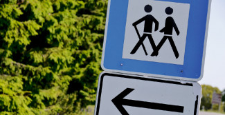Schild Wanderparkplatz mit Wald 