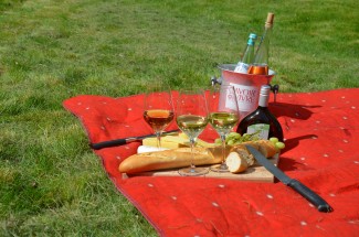 Picknickdecke mit Brot und Wein