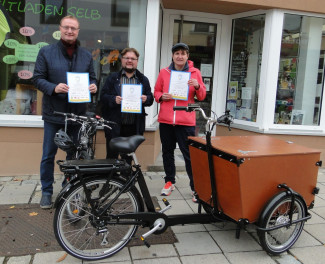 Walter Weijmelka, Johannes Herold und Susann Fischer vor dem Weltladen Selb