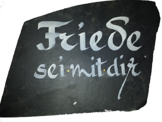 Schwarze Schiefertafel mit Schriftzug Friede sein mit dir 