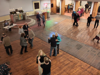 Menschen tanzen in der Kirche 
