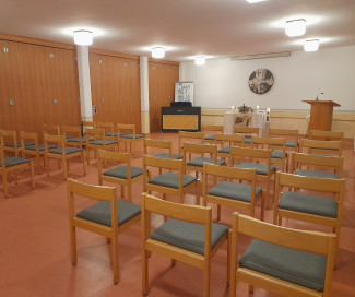 Gemeindesaal mit Stühlen