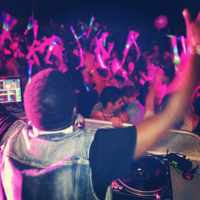 DJ und tanzende Discogäste 
