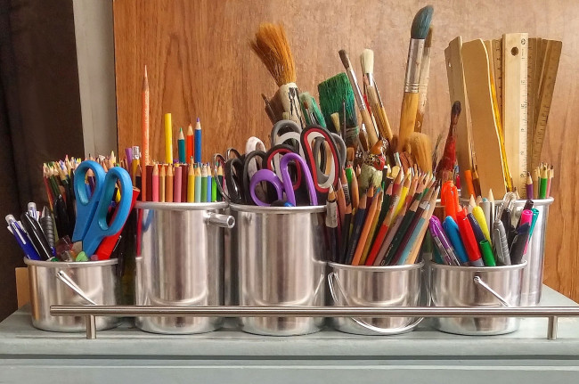 Viele Stifte und Bastelmaterialien