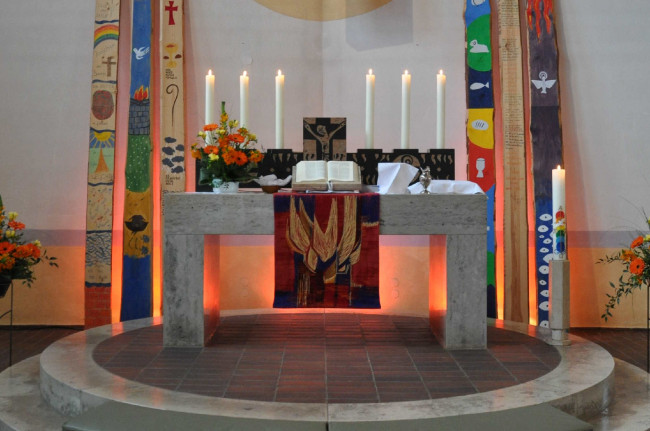 Bild vom Altarraum der Christuskirche