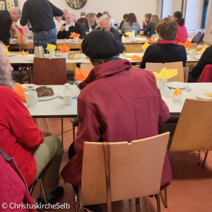 Menschen an Tischen 