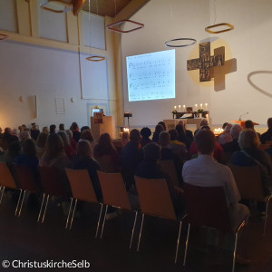 Die Gemeinde singt "Christ ist erstanden" 