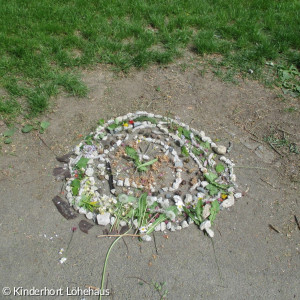 Mandala aus Blättern und Steinen