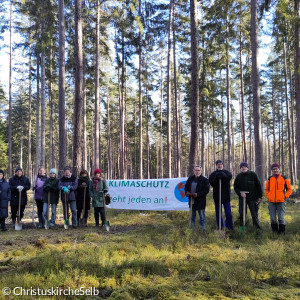 Menschen mit Banner mit Schriftzug 